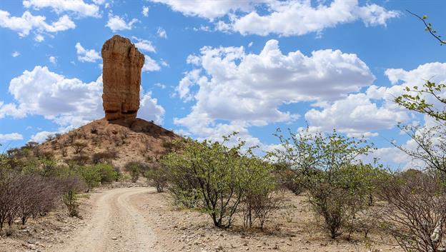 Als würde jemand einen gewaltigen Finger aus Stein senkrecht in die Höhe recken, so steht die Fingerklippe wie ein Monument etwa 70 km westlich der Stadt Outjo da.Die Fingerklippe zählt zu den berühmtesten und bemerkenswertesten Felsformationen Namibias.